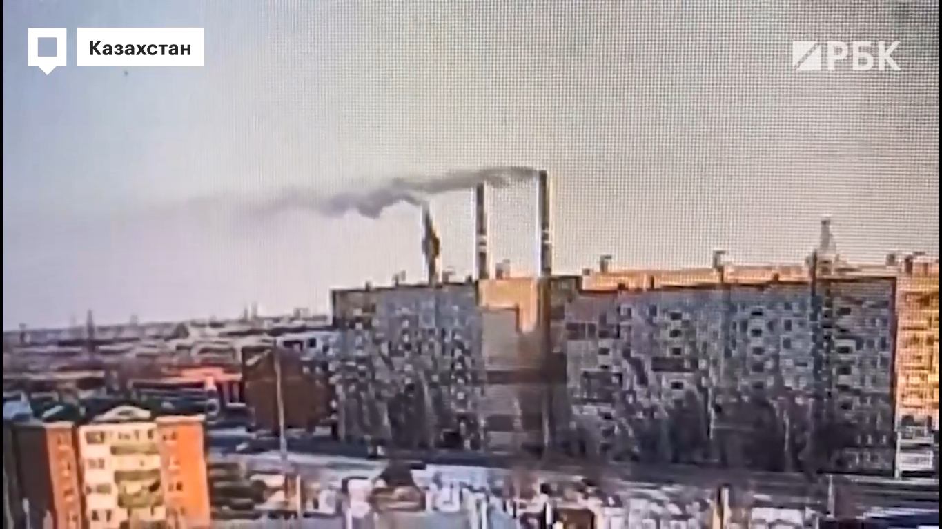 Труба ТЭЦ обрушилась в Казахстане из-за сильного ветра