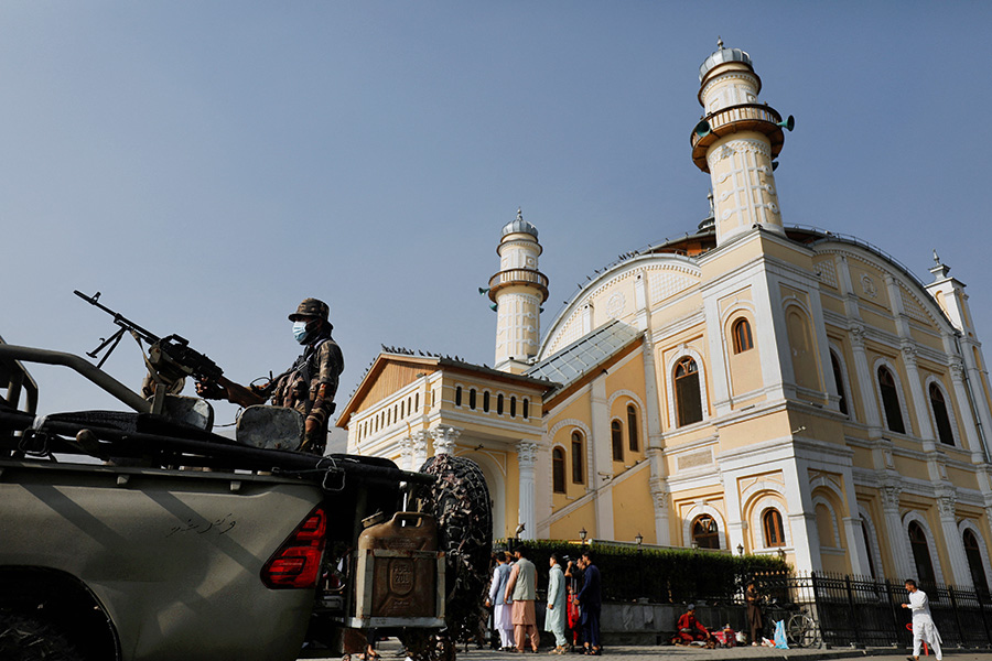 Боец &laquo;Талибана&raquo; (запрещенная в России террористическая организация) у мечети в Кабуле, Афганистан