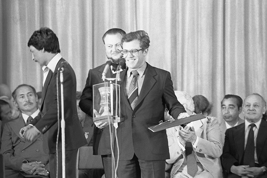 Самый знаменитый фильм Митты &laquo;Экипаж&raquo; был закончен в 1979 году. Картину называли &laquo;первым советским блокбастером&raquo;, &laquo;первым советским боевиком&raquo; и &laquo;первым советским фильмом-катастрофой&raquo;. Он рассказывал историю экипажа самолета, который получил задание совершить сложный рейс в пострадавший от землетрясения город, чтобы эвакуировать жителей. &laquo;Аэрофлоту&raquo; и Министерству гражданской авиации понравился сценарий, вспоминал Митта, поэтому для съемок его пускали на аэродромы и помогали строить макеты самолетов. Главную сцену взрыва удалось снять не с первого раза: накануне съемок самолет вспыхнул, произошло самовозгорание, и декорации пришлось делать еще раз.

&laquo;Огонь вокруг тебя пылает, а ты снимаешь. Артисты снимаются, никакой страховки, ни одной &laquo;скорой помощи&raquo; рядом. Тогда я не понимал, наверное, этой опасности совершенно. А ведь, в самом деле, могло всякое случиться. Знаете, что самое поразительное? Снимая первый в Союзе фильм катастроф, я понятия не имел об этом жанре. Зарубежные блокбастеры у нас тогда не показывали, и практически все я делал вслепую&raquo;,&nbsp;&mdash; говорил Митта о съемках.

Вскоре после премьеры &laquo;Экипажа&raquo;, в 1980 году, фильм был отмечен призом жюри Всесоюзного кинофестиваля в Душанбе (на фото). Картина собрала большую зрительскую аудиторию&nbsp;&mdash; более 71,1 млн зрителей&nbsp;&mdash; и стала одним из лидеров проката за всю историю советского кино.