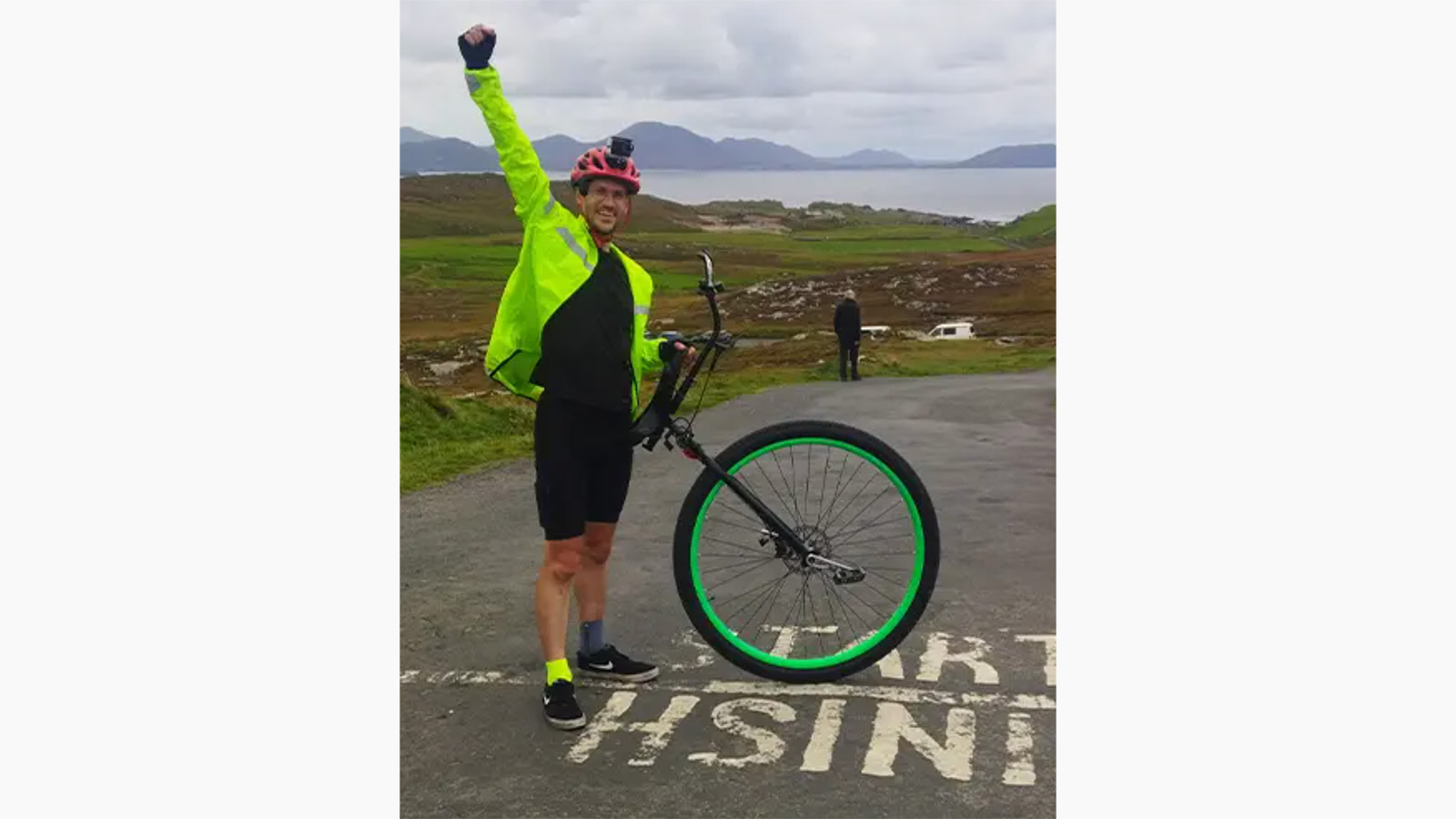 <p>Имон Кивени (Eamonn Keaveney) пересек&nbsp;Ирландию на одноколесном велосипеде</p>