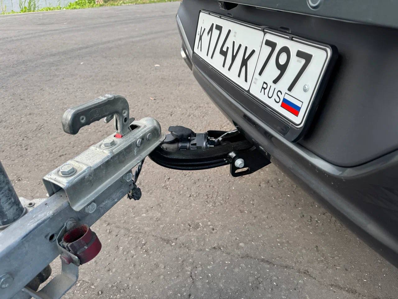 К сожалению, он не убирается под бампер машины