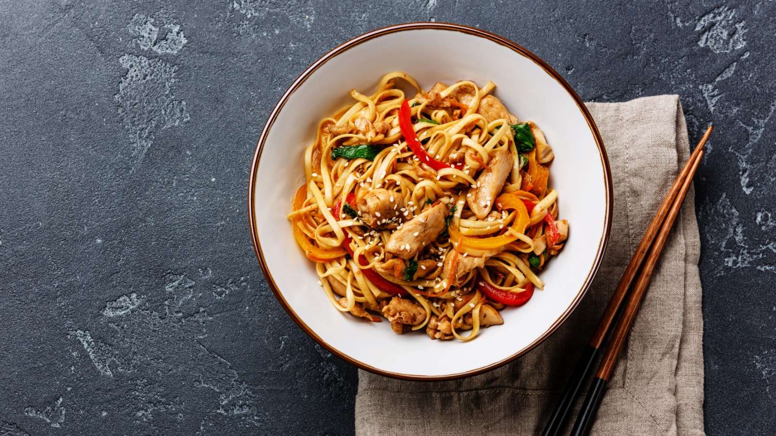 Удон с курицей и овощами лучше подавать горячим, сразу после приготовления