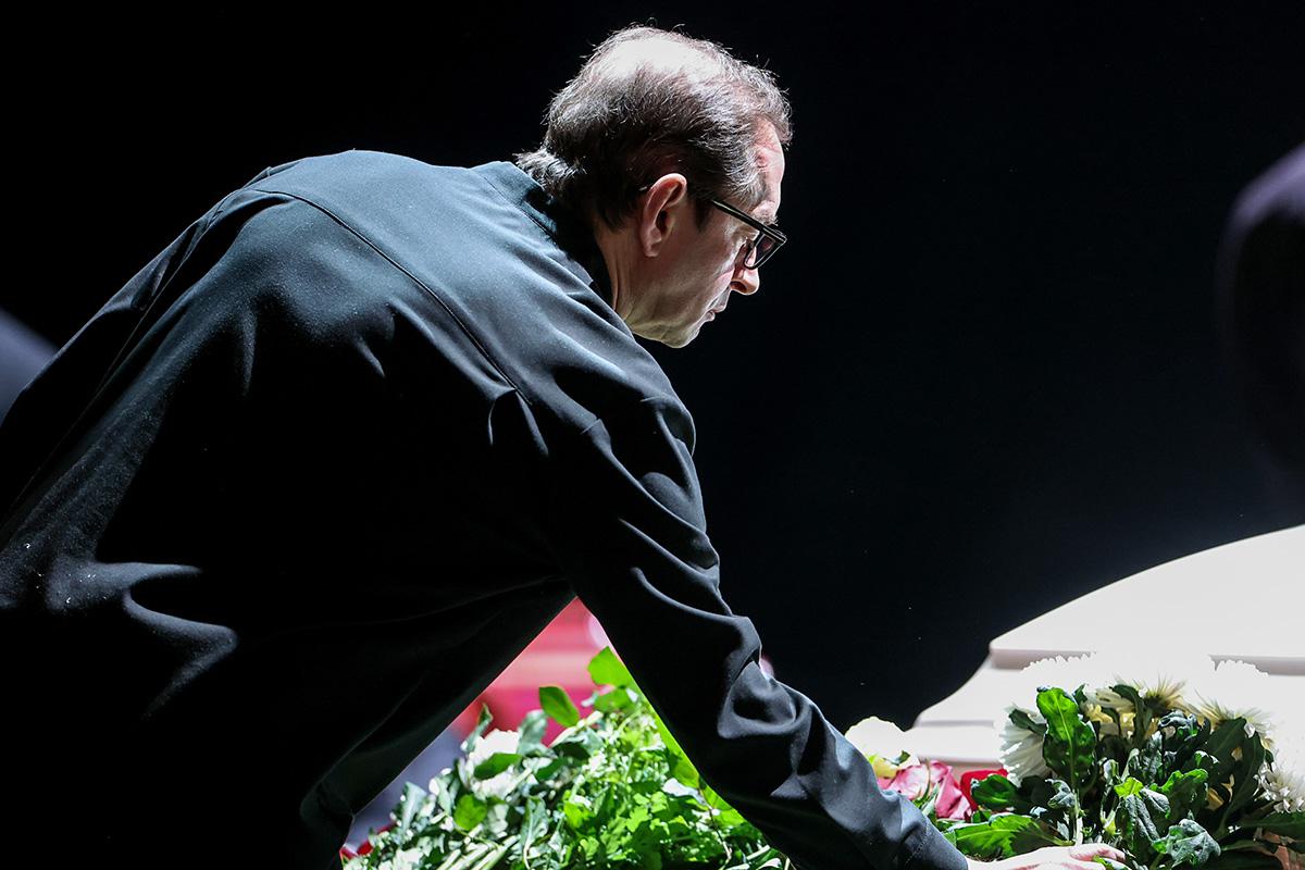 Константин Хабенский во время прощания с актрисой Верой Алентовой в Московском драматическом театре имени А. С. Пушкина