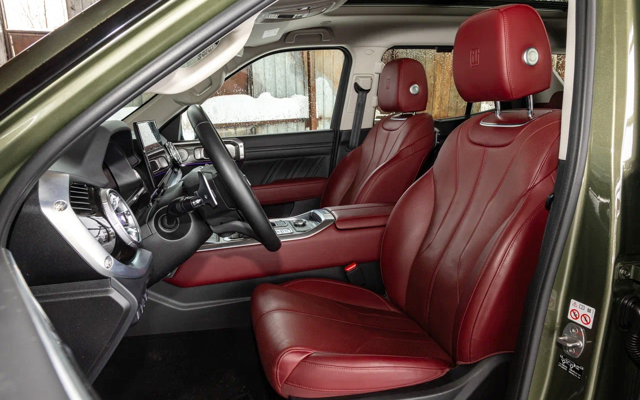 Салон Tank 400 для России может быть двух цветов &mdash; черным или красно-черным. Последний смотрится богаче