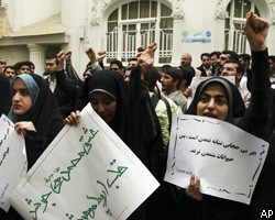 Иранские студенты осадили голландское посольство