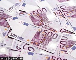 Евро подешевел в начале торгов на 9 копеек