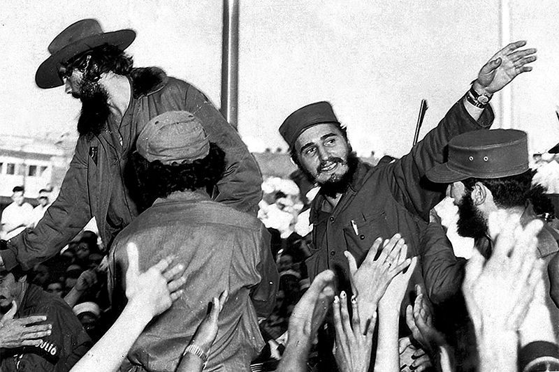15 ноября 1958 года началось наступление. Отряд под&nbsp;управлением Че Гевары взял под&nbsp;контроль город Санта-Клара, что&nbsp;открыло революционерам дорогу в&nbsp;Гавану. 1 января 1959 года Батиста бежал в&nbsp;Доминиканскую Республику. Кастро провозгласил победу революции, возглавил Революционное правительство и&nbsp;стал главнокомандующим Революционными вооруженными силами.

На фото: Фидель Кастро приветствует жителей Гаваны после&nbsp;занятия столицы отрядами повстанцев. 8 января 1959 года
