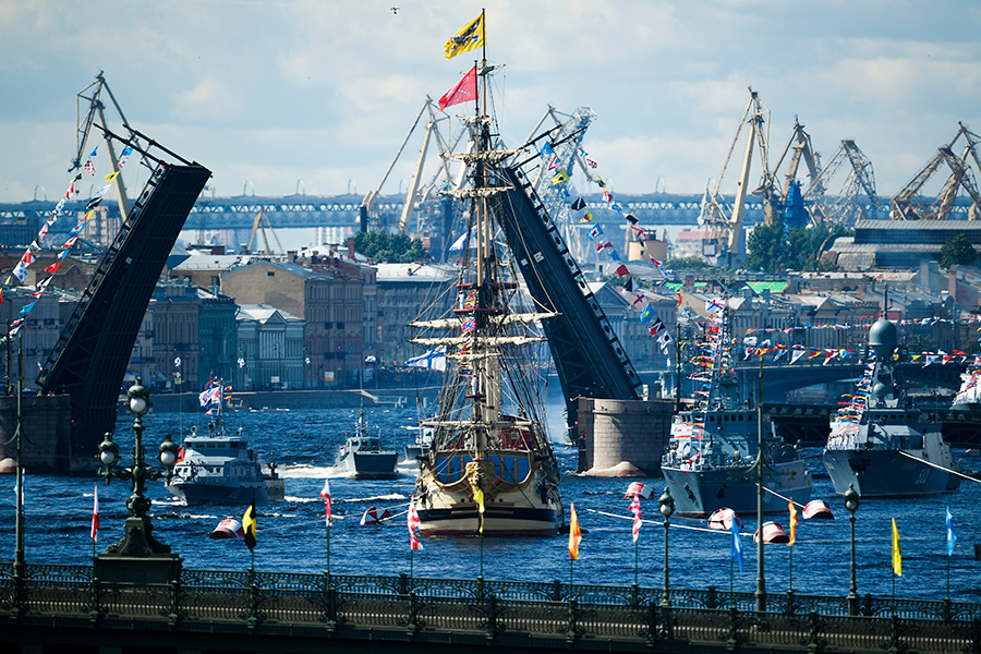 В Санкт-Петербурге в&nbsp;параде приняли участие 46 кораблей различных классов, в том числе парусный линейный корабль &laquo;Полтава&raquo; и корабли Балтийского флота (на фото)