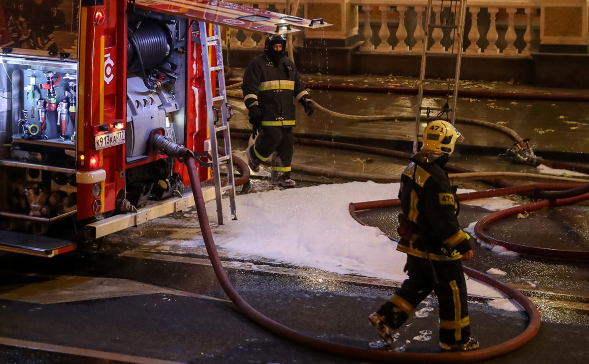 Два человека погибли при пожаре в квартире в Москве — РБК