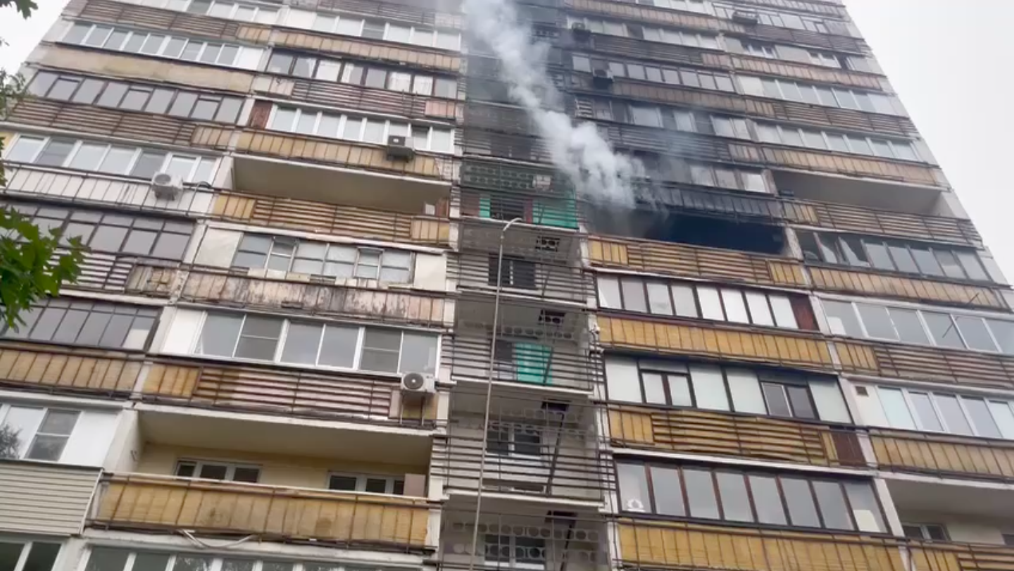 Пожар усачева. Пожар в Москве Чертаново. Пожары в жилых домах. Пожар многоэтажка. Пожар в квартире многоэтажном доме.