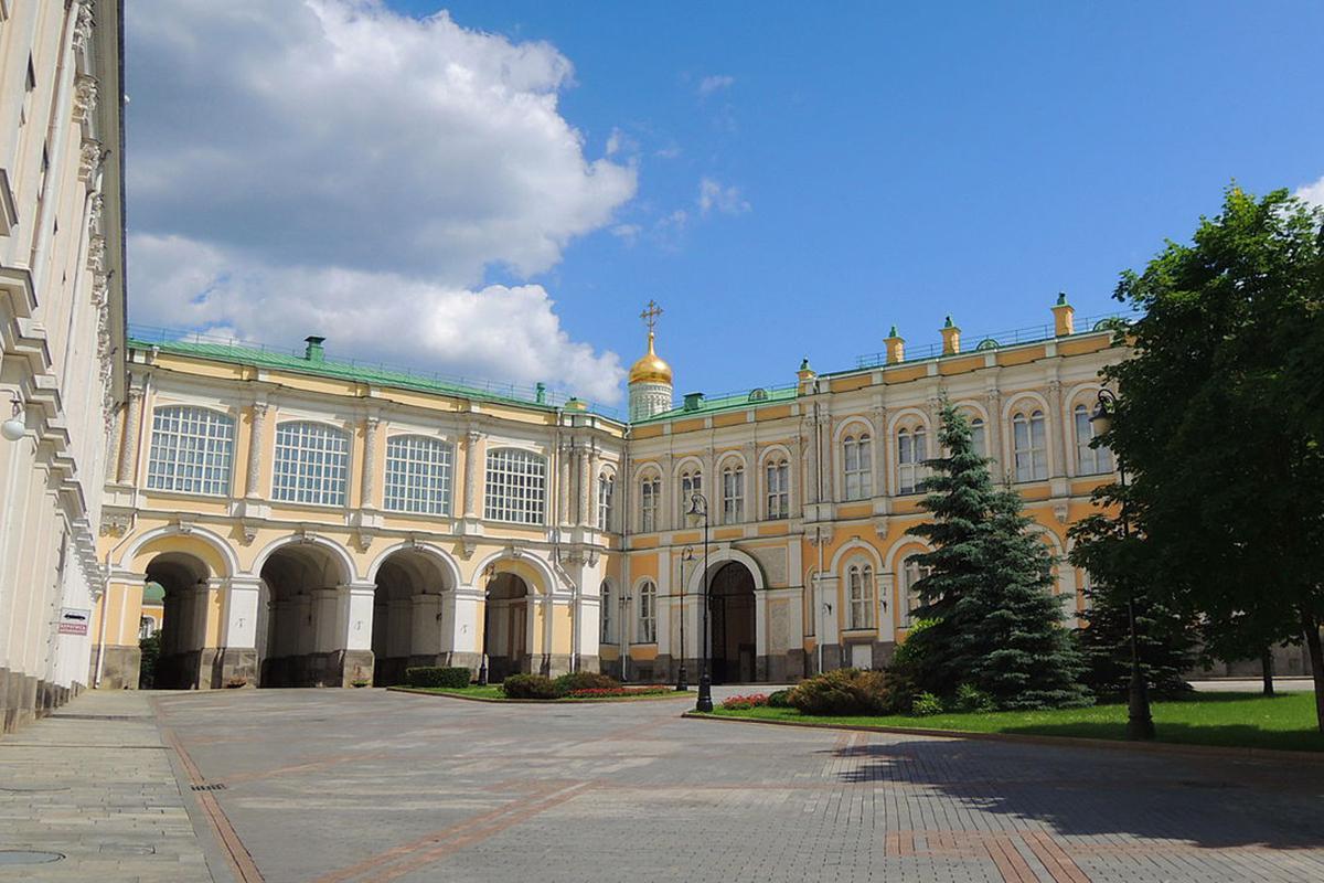 Внутренний двор Большого Кремлевского дворца. Золотой купол в центре фотографии &mdash; Церковь Рождества Богородицы на Сенях