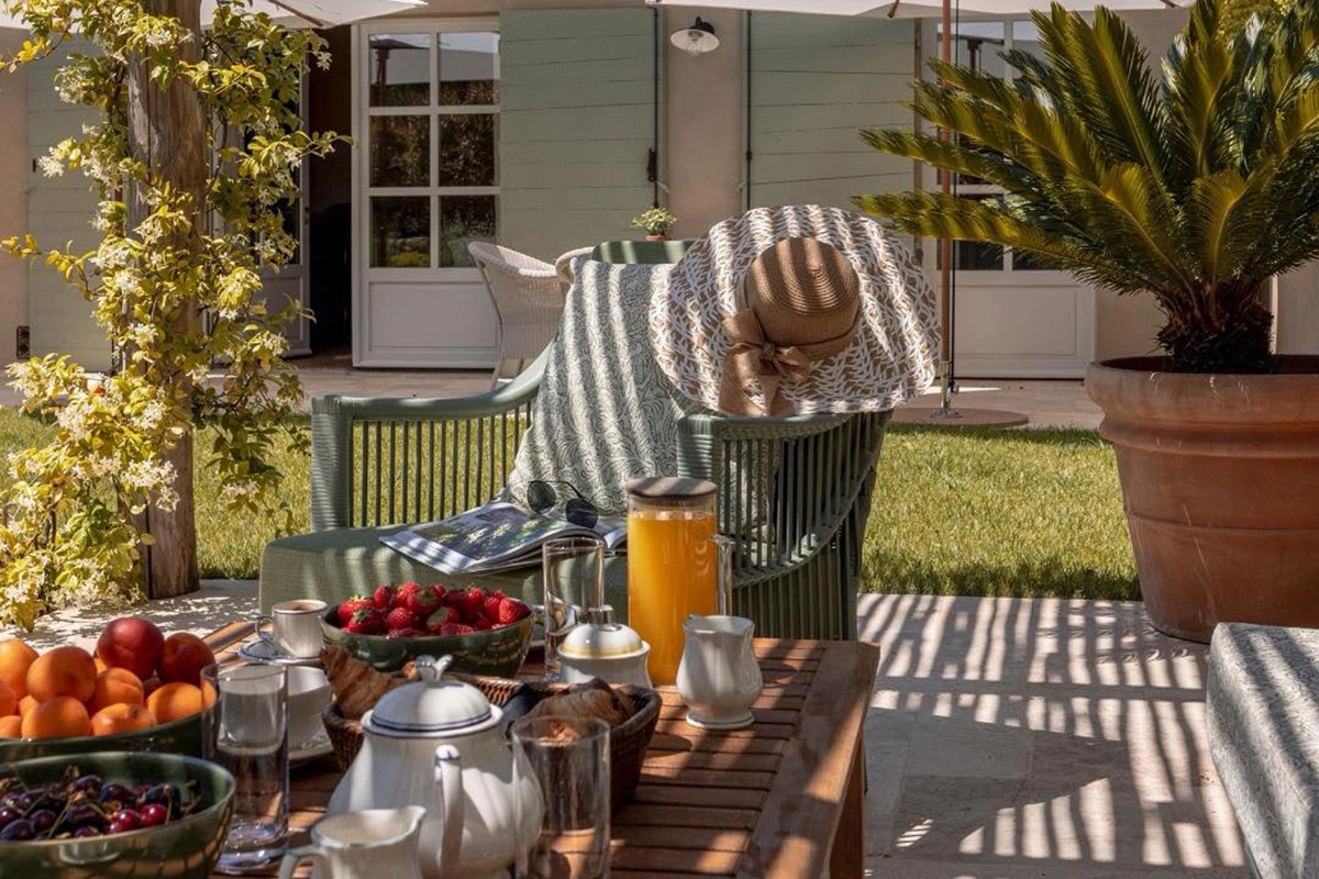 Завтрак подают в помещении, а обед — на террасе