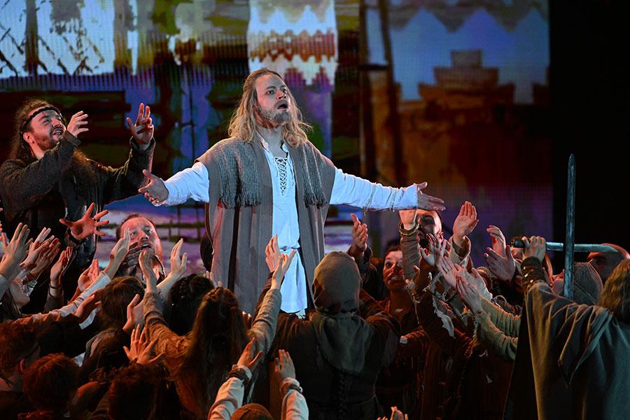 Композитор Игорь Матвиенко (слева) и певец Shaman (Ярослав Дронов) на премьере этно-оперы «Князь Владимир» в Государственном Кремлевском дворце, февраль 2025 года