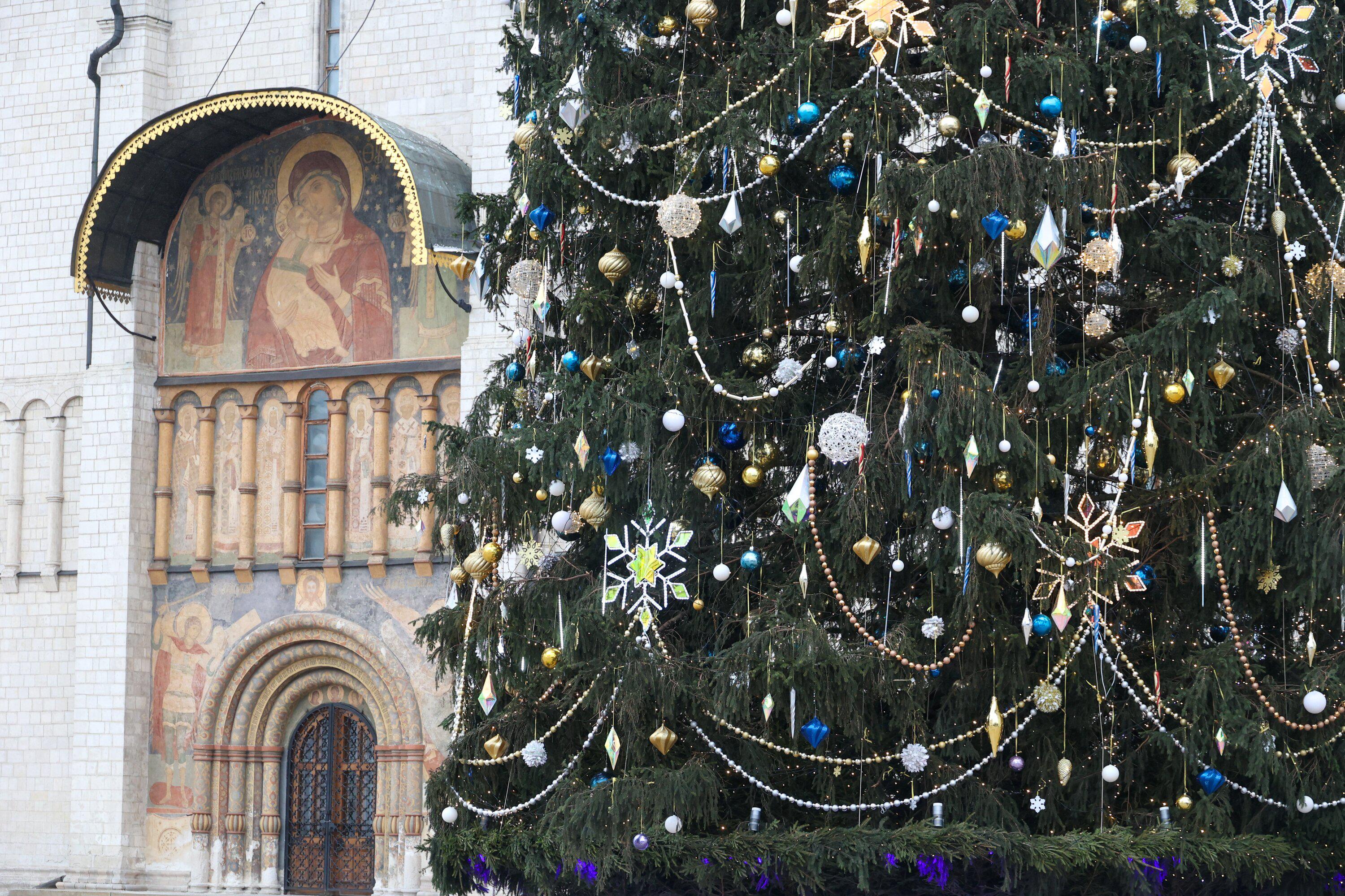 Украшение главной новогодней ели России на Соборной площади Московского Кремля