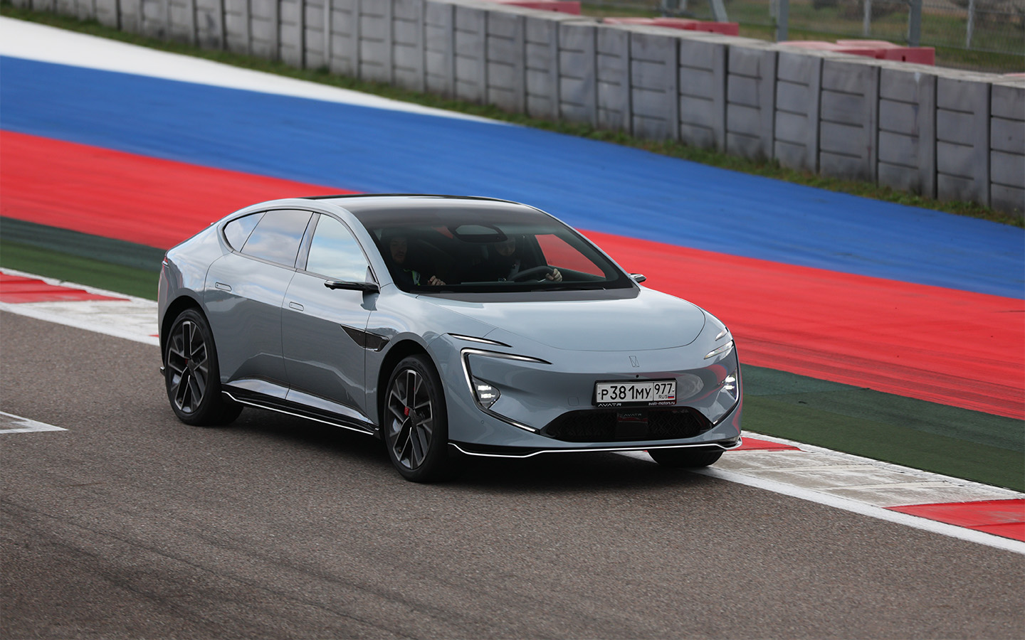 Avatr 12 &mdash; боец универсальный: по гоночному треку мчит уверенно, а в городских условиях притягивает завистливые&nbsp;взгляды