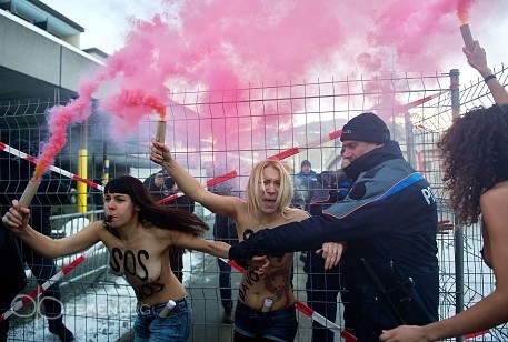 Активистки FEMEN подали обнаженный сигнал SOS в Давосе