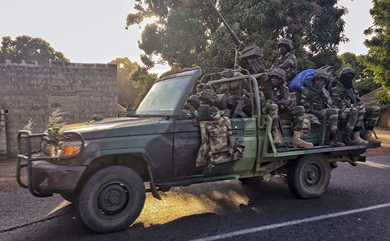 Сенегальские солдаты возле границы с Гамбией. 19 января 2017 года


