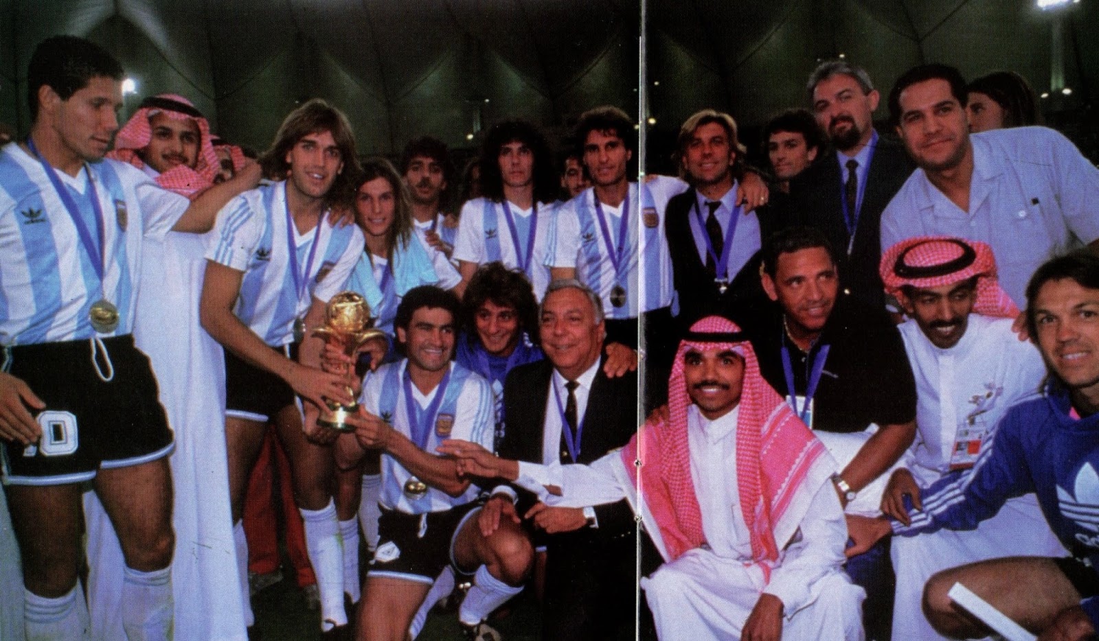 Сборная Аргентины&nbsp;&mdash;&nbsp;победитель Кубка короля Фахда&nbsp;&mdash; 1992. Трофей в&nbsp;руках у Габриэля Батистуты (стоит) и&nbsp;Альберто Акосты