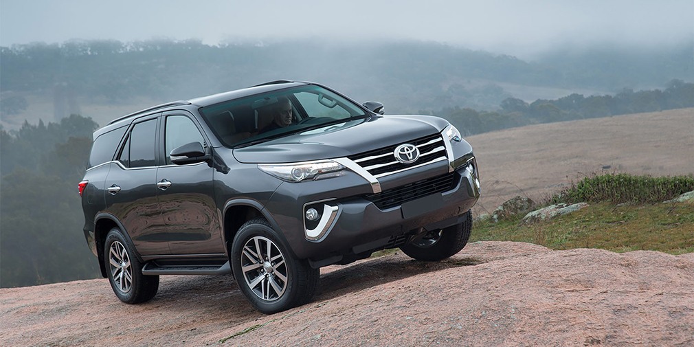 Toyota Fortuner

Fortuner &ndash; новинка на российском рынке, хотя внедорожник существует в линейке Toyota довольно давно. Автомобиль базируется на той же платформе, на которой построен пикап&nbsp;Hilux. Поэтому обладает схожими характеристиками, включая величину клиренса. Просветом в 220 мм может похвастаться и давно знакомая нам другая модель &laquo;Тойоты&raquo; &ndash; внедорожник Land Cruiser&nbsp;Prado.
