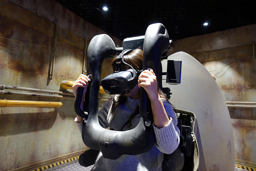 Кроме развлечений на территории парка находятся киностудии виртуальной реальности и научно-исследовательский центр. Там планируют продолжать разработки в сфере VR.
