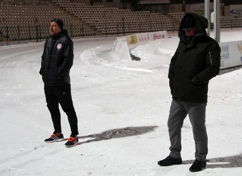 27 февраля футбольный матч в Перми прошел на заваленном снегом стадионе
