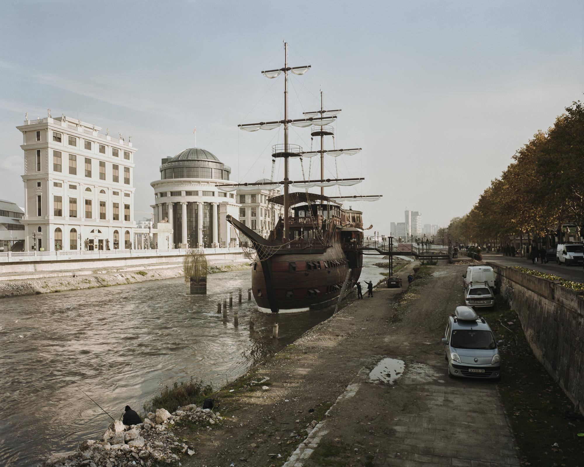 На реке Вардар в Скопье стоит&nbsp;несколько кораблей, построенных&nbsp;в качестве ресторанов и отелей
