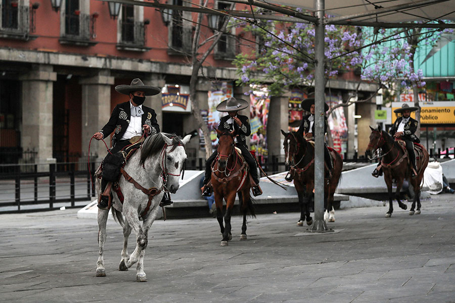 Полицейский конный патруль в Мехико, Мексика
