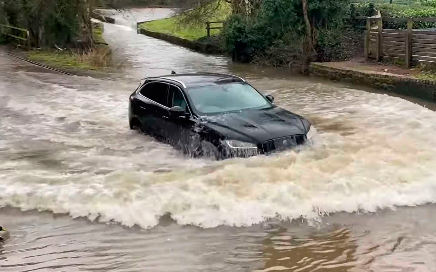 Кроссовер Jaguar заехал в глубокую лужу и сломался. Видео :: Autonews