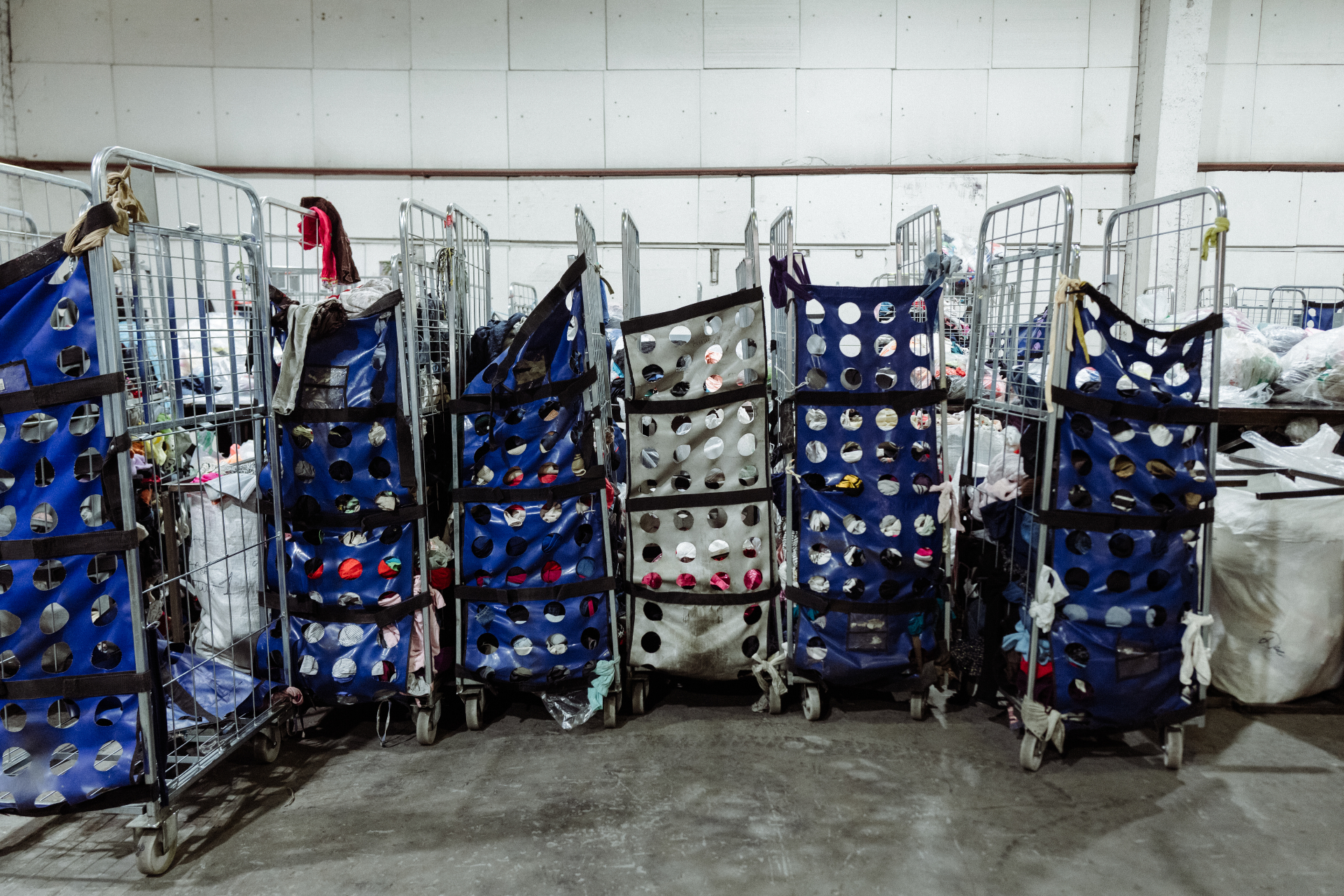 Процесс сортировки текстиля на складе &laquo;Лаут Ресайклинг&raquo; в Иваново
