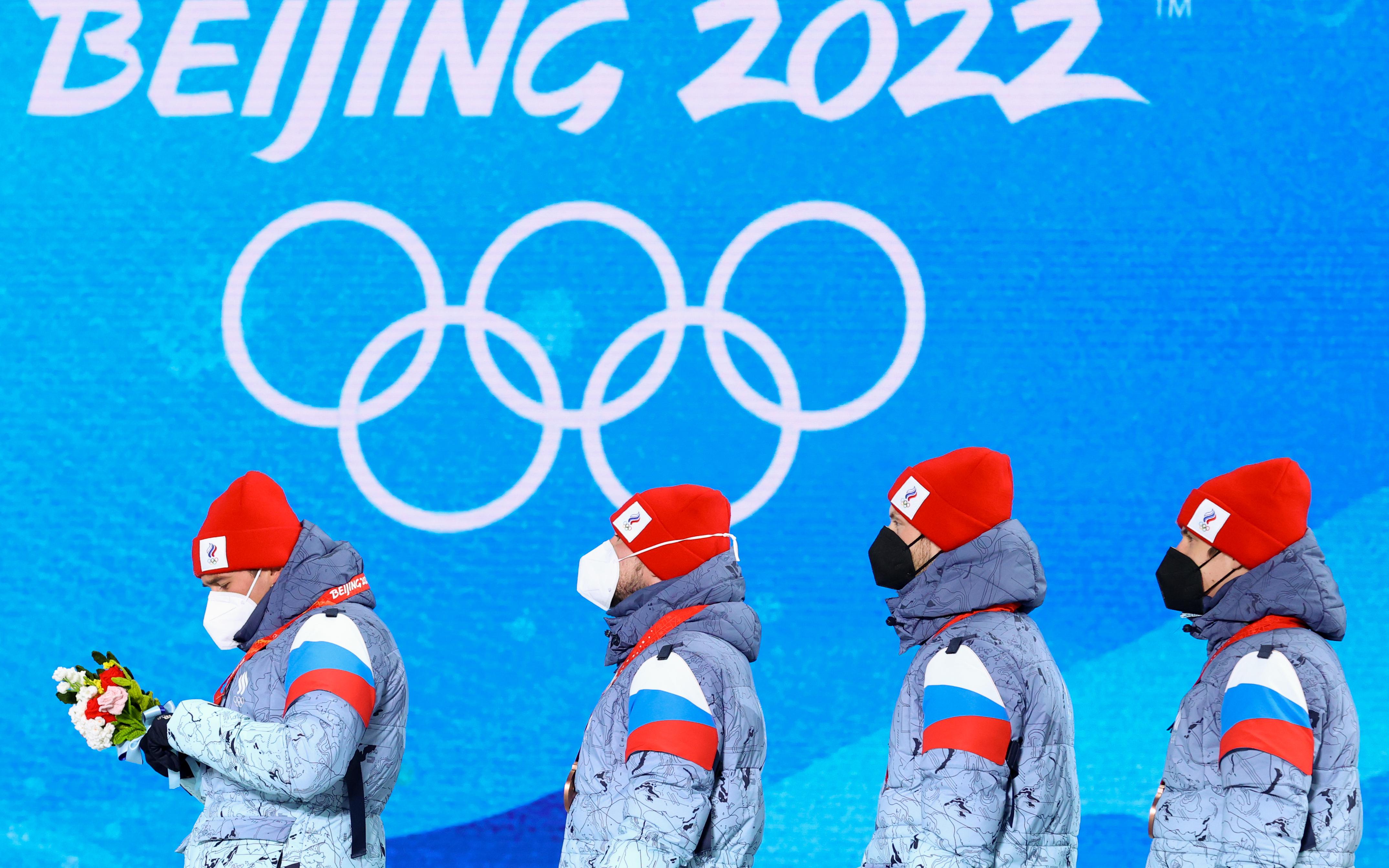Российские биатлонисты на церемонии награждения медалями Олимпиады-2022 в Пекине.