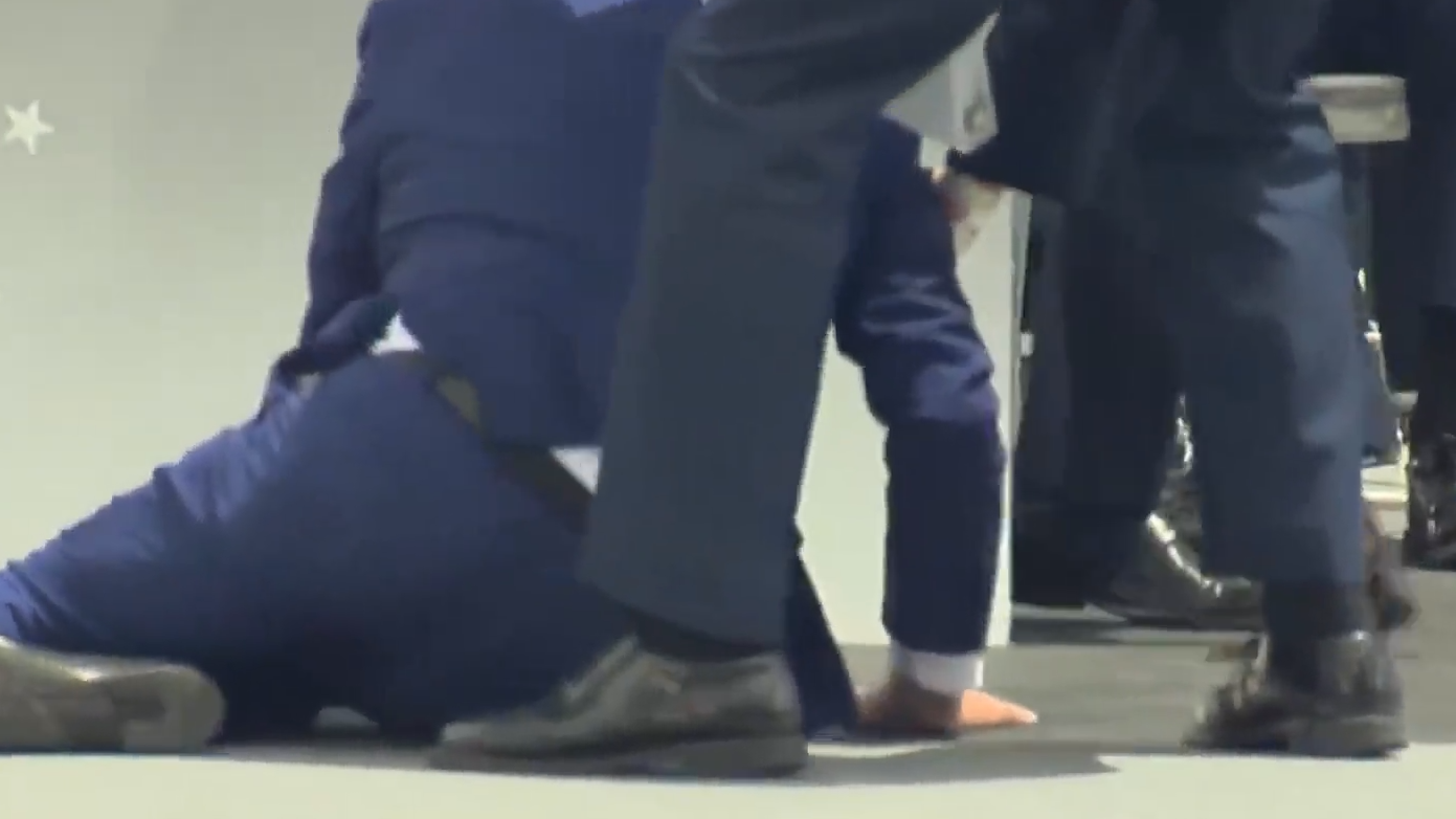 Байден упал на выпускной церемонии в академии ВВС США. Видео