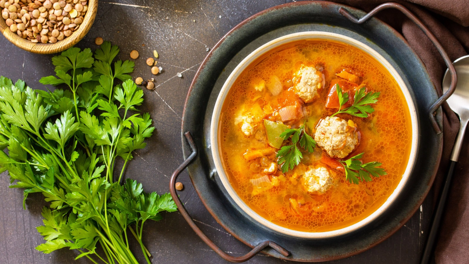 Суп с фрикадельками и вермишелью едят горячим