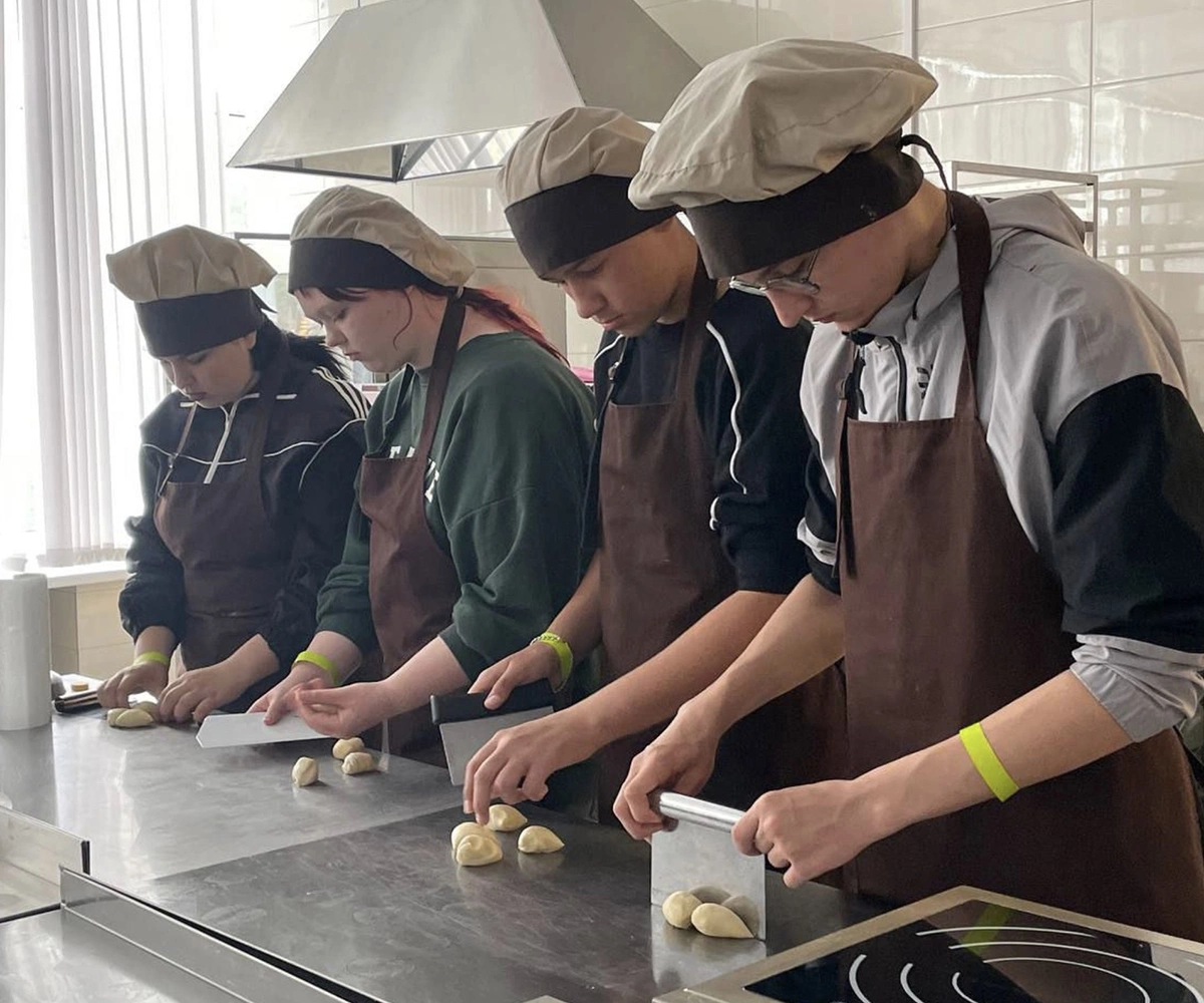 Сильное СПО с уклоном в производственную кухню, хлебопечение и кондитерку; в портфеле программ — «Поварское и кондитерское дело», «Повар, кондитер», технологии общественного питания