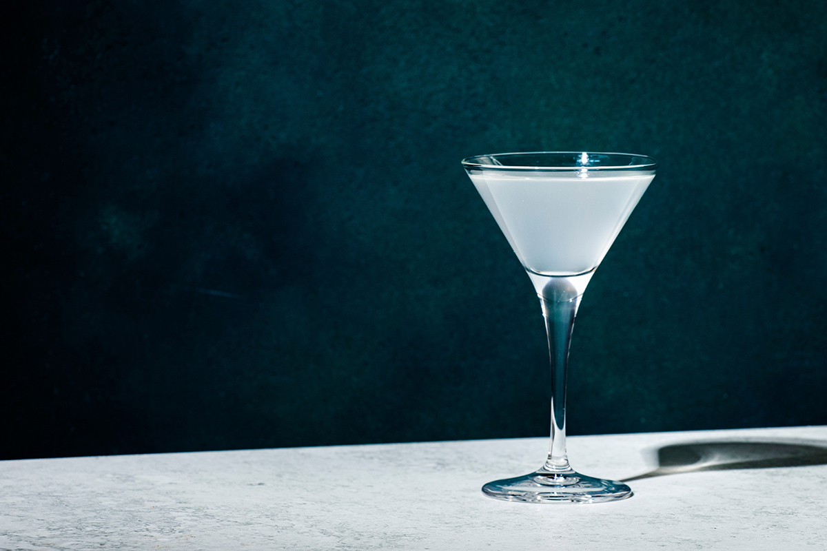 Успех дубайского шоколада обязан моде на фисташку, что нашло отражение даже в привычных рецептах классических коктейлей, таких как «Гимлет»