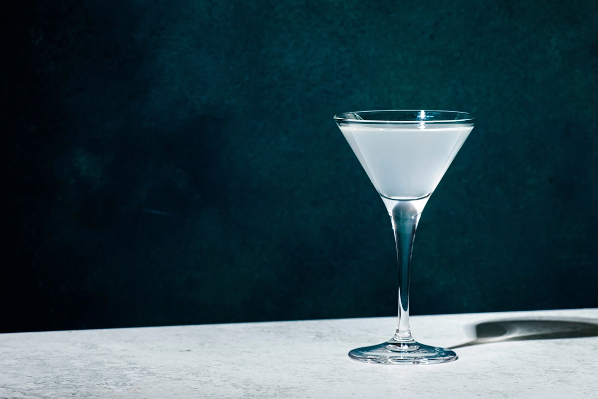 Успех дубайского шоколада обязан моде на фисташку, что нашло отражение даже в привычных рецептах классических коктейлей, таких как «Гимлет»