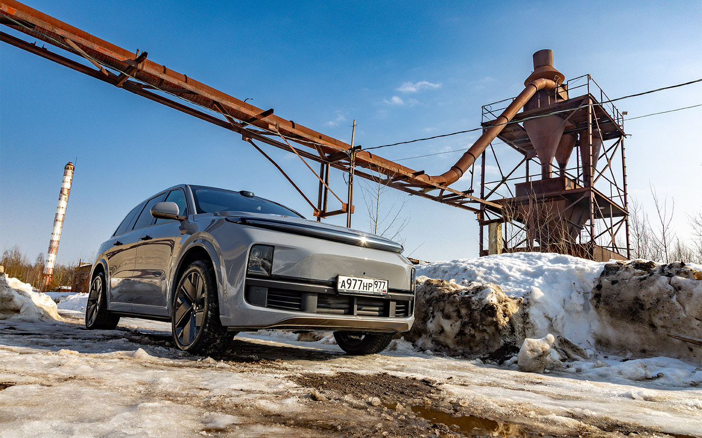 Днище&nbsp;Lixiang L9 абсолютно ровное. Несмотря на внушительные габариты, за сохранность батареи переживать не приходится, дорожного просвета при обычной эксплуатации хватает