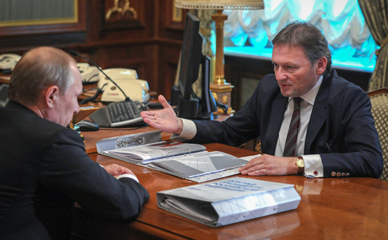 Президент России Владимир Путин и уполномоченный при президенте РФ по защите прав предпринимателей Борис Титов (слева направо)