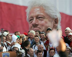 Экс-президент США Б.Клинтон открыл памятник самому себе в Косово