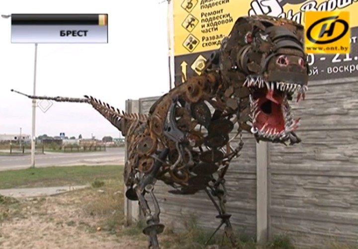 В Белоруссии работники автосервиса собрали копию тираннозавра 