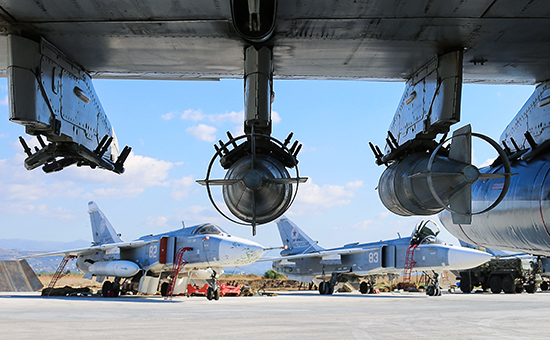 Российские фронтовые бомбардировщики Су-24М на&nbsp;аэродроме Хмеймим перед&nbsp;вылетом на&nbsp;боевое задание, ноябрь 2015 года


