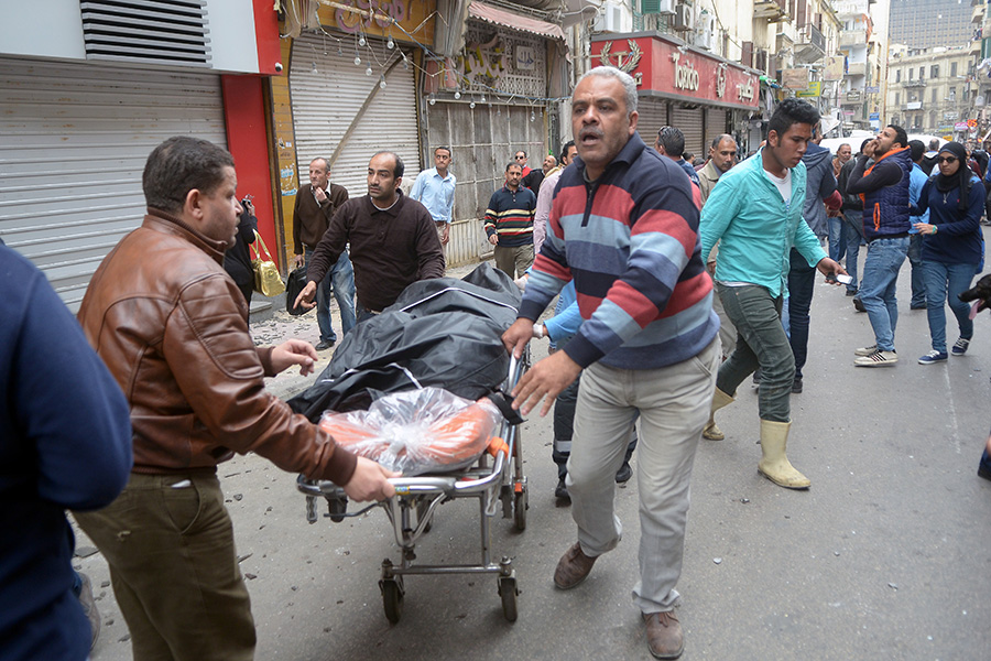 Транспортировка раненого после&nbsp;взрыва в&nbsp;Александрии