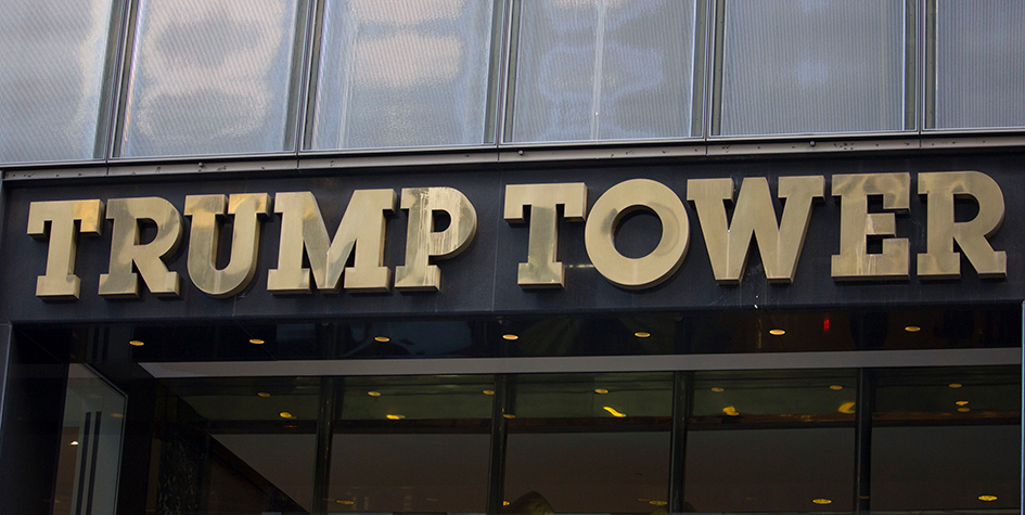 Вывеска Trump Tower в Нью-Йорке