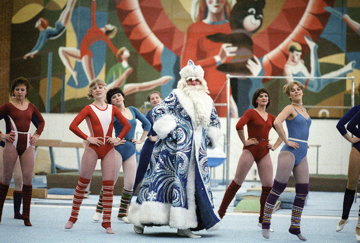 Дед Мороз во время показательных выступлений по аэробике в &laquo;Олимпийском&raquo;. 1984 год
