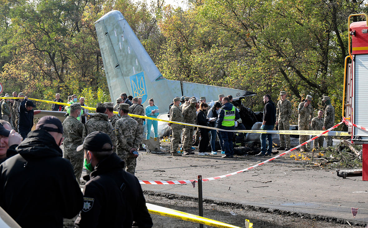 На месте крушения военно-транспортного самолета Ан-26 ВС Украины