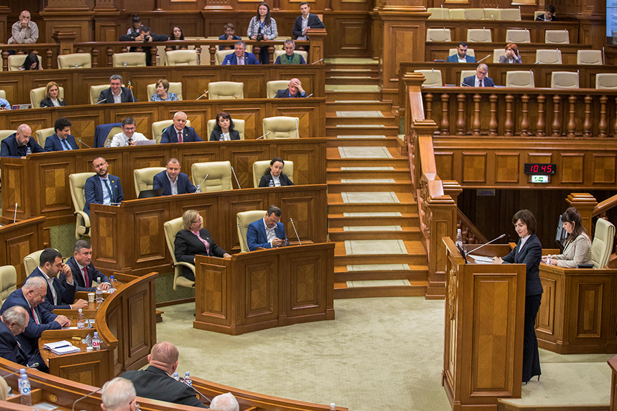 Майя Санду (справа на первом плане) во время выступления на специальном заседании парламента. 2019&nbsp;год