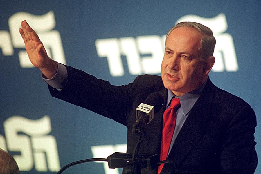 Биньямин Нетаньяху на выступлении перед центральным комитетом партии &laquo;Ликуд&raquo; в Тель-Авиве, 2000 год