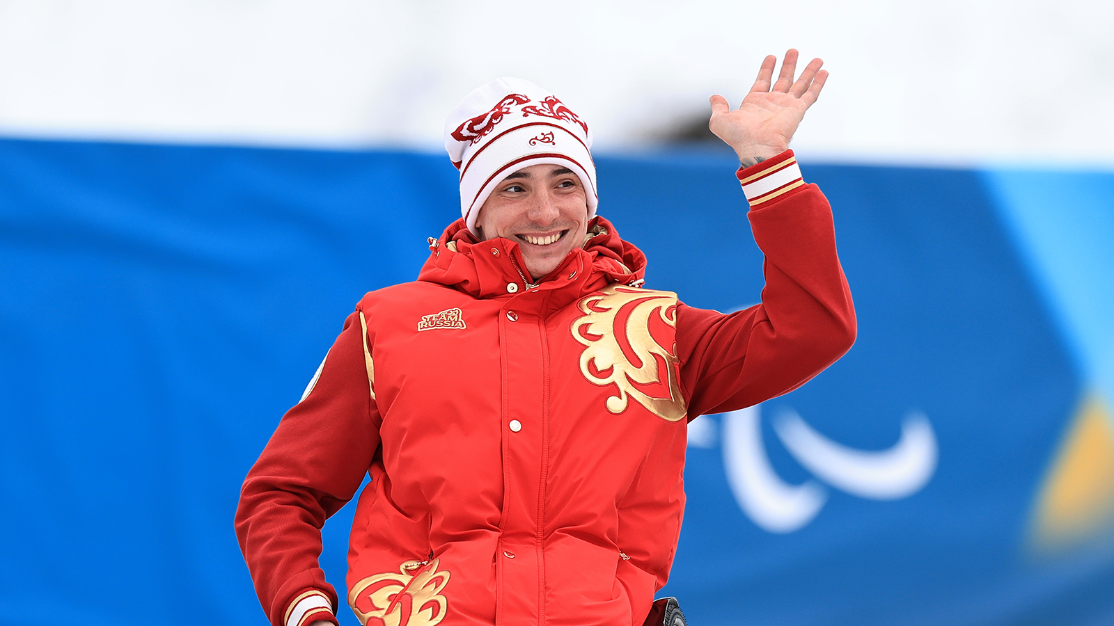 Иван Голубков во время церемонии награждения в гонке на 10 км среди мужчин в дисциплине «Паралимпийские лыжные гонки» сидя, на зимних Паралимпийских игр 2026 в Милане