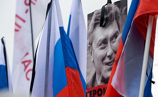 Плакаты и флаги участников траурного марша в Москве в память о политике Борисе Немцове, март 2015 года