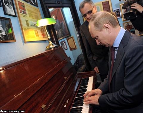 В.Путин снова попробовал себя в роли пианиста