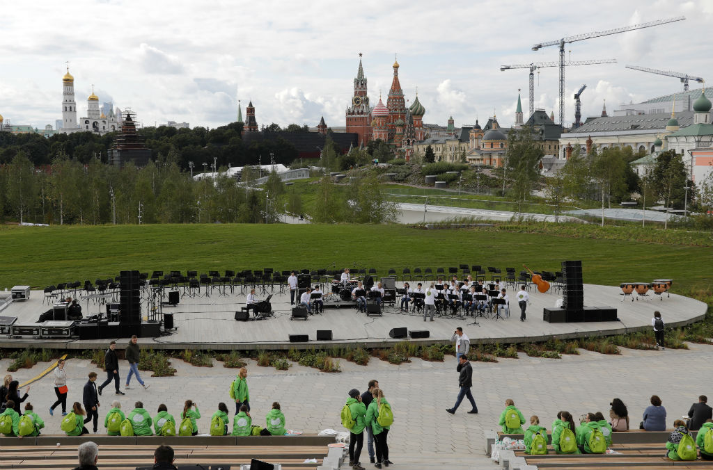 На фото: вид на Московский Кремль из парка &laquo;Зарядье&raquo;